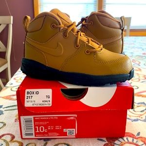 Toddler Nike Manoa boots (size 10)